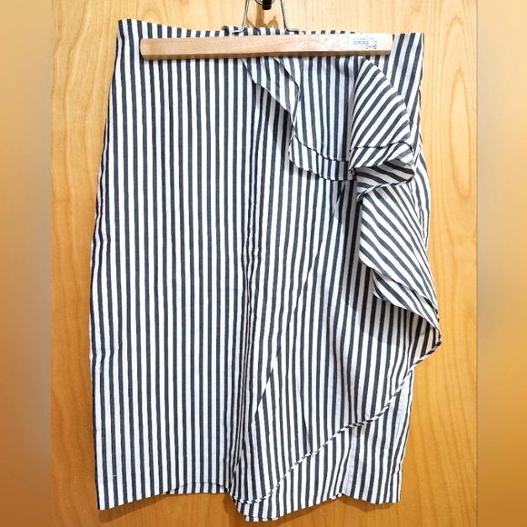 Banana Republic Striped Skirt with ruffle detail - Size 4 - Picture 1 of 5